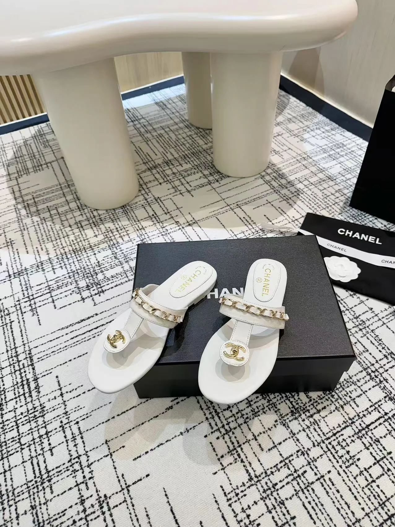 👟👟Ex-factory price 480👟👟 Top version Chanel Chanel - 2025 spring model, counter top double C sandals, this classic design; the extraordinary double C incorporates a variety of color elements... The diversified mix and match is very beautiful and versatile, very light on the foot, comfortable, super delicate and elegant, and can be used outdoors... ꫛꫀꪝ Go➫ Material: ❶Upper made of: Original imported sheepskin ❷Inner lining: Original sheepskin lining ❸Outsole based on: Original Italian genuine leather outsole Counter boutique packaging complete set for women 35–40 (customized for 41) 3 colors available (black, white, apricot)
